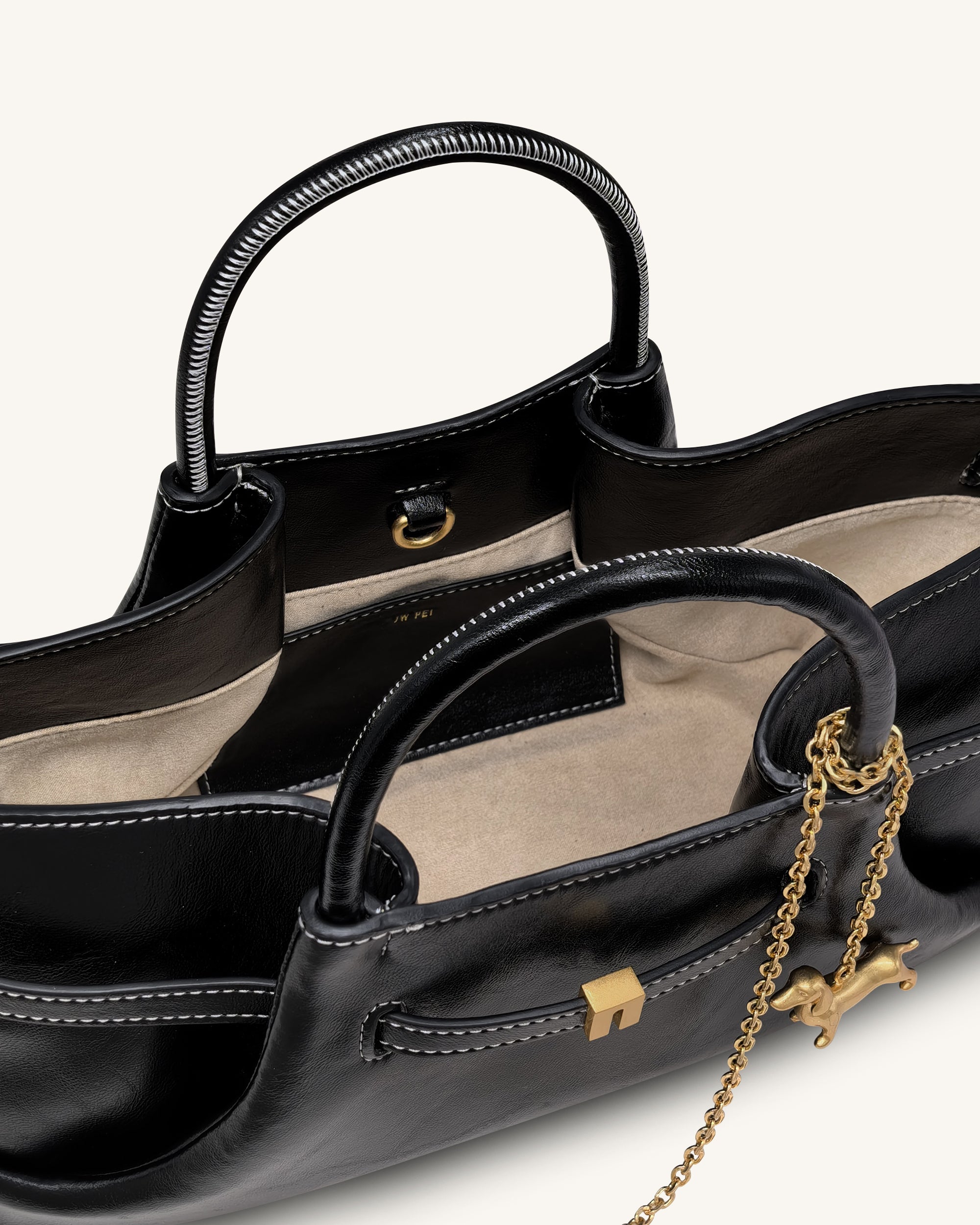 JW PEI ハンドバッグ ブラック 2WAY Maeve Dachshund Metal Charm Tote Bag - Black | JW PEI