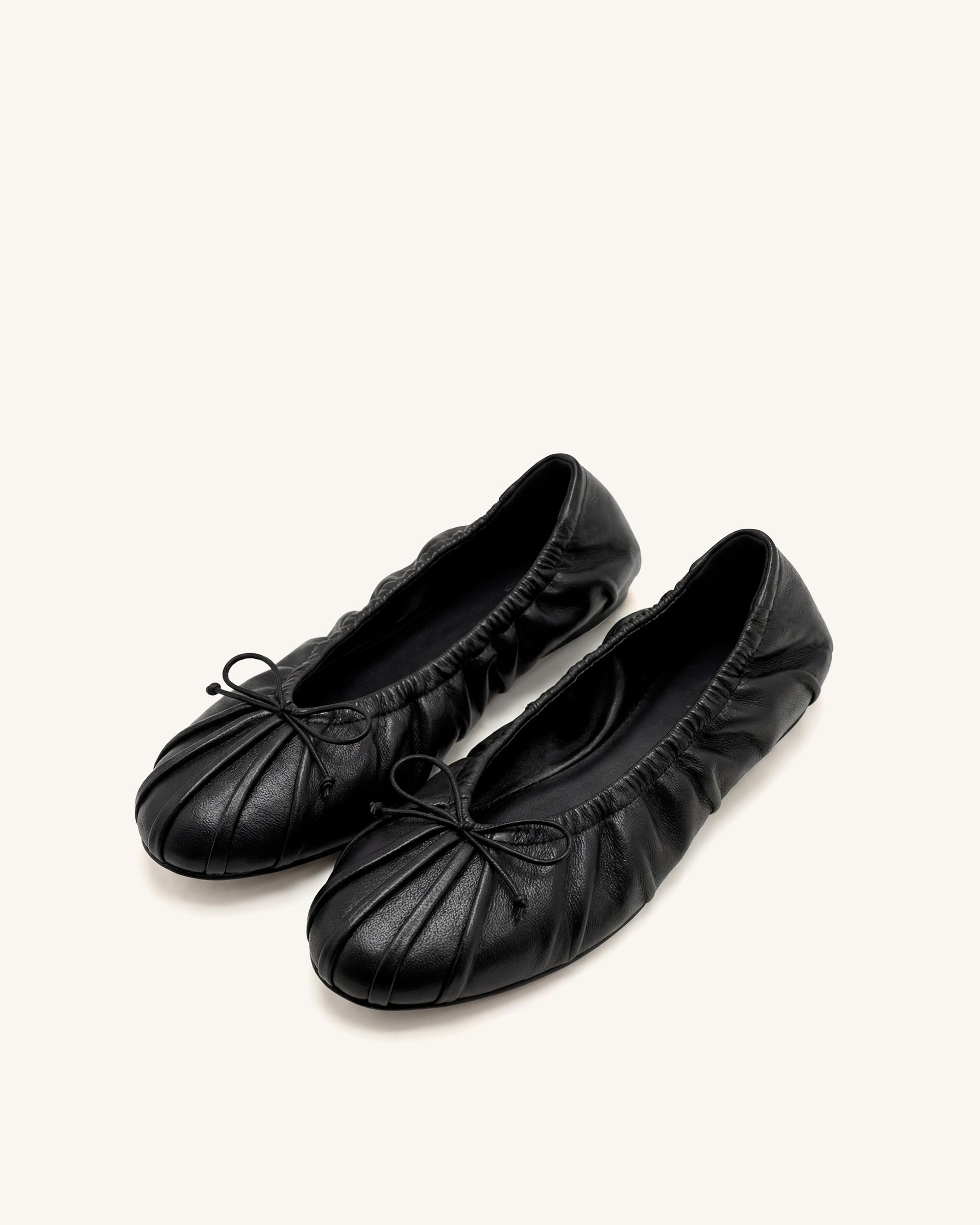 black dress ballet flats Solenne Ruched Drawstring A lightly padded insole Emma Roberts Radiates Elegance 20250801-PRODUCT Pants size:36W / XL / 52 EUR